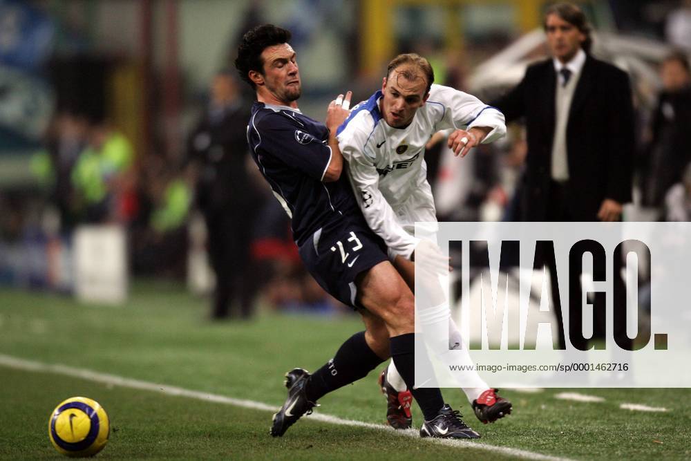 Claudio (Porto, li.) gegen Esteban Cambiasso (Inter) - Fußball EC 1 Herren Champions League 2004 2005, FC Internazionale Mailand - FC Porto 3:1 Gruppe Mailand Dynamik,