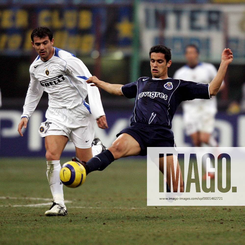 Ricardo Costa (Porto, re.) vor Dejan Stankovic (Inter) am Ball - Fußball EC 1 Herren Champions League 2004 2005, FC Internazionale Mailand - FC Porto 3:1 Gruppe Mailand Dynamik,