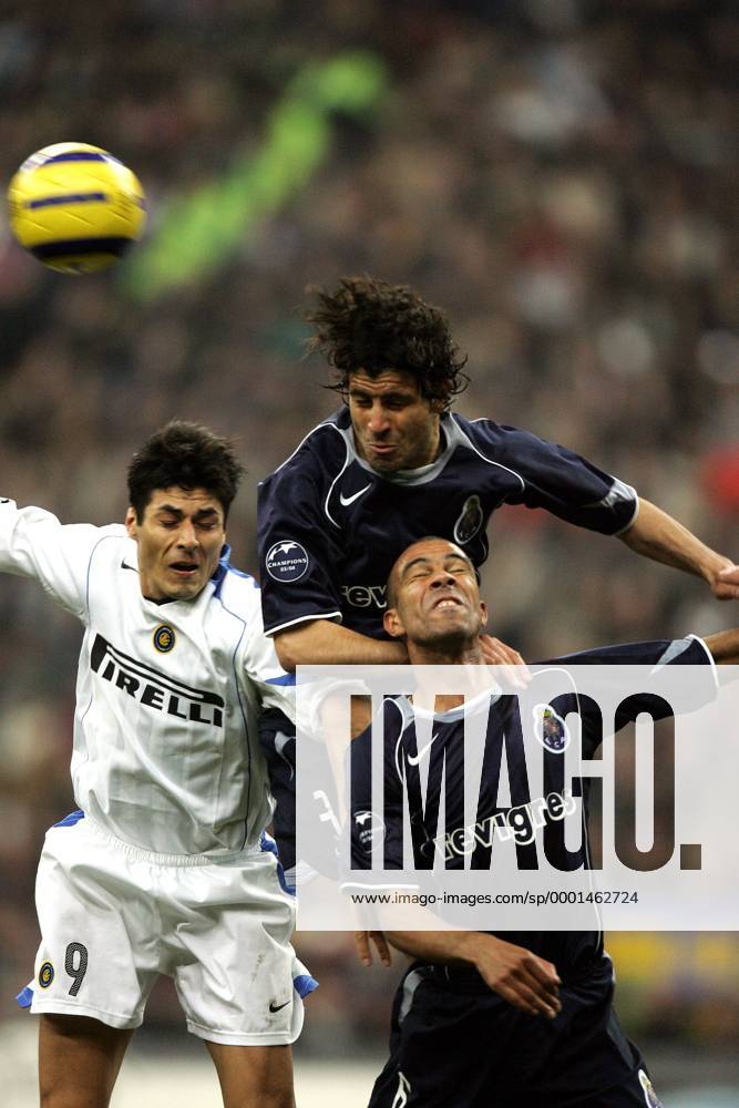 Julio Ricardo Cruz (Inter, li.) gegen Pedro Emanuel (Mitte) und Costinha (beide Porto) - Fußball EC 1 Herren Champions League 2004 2005, FC Internazionale Mailand - FC Porto 3:1 Gruppe Mailand Dynamik,