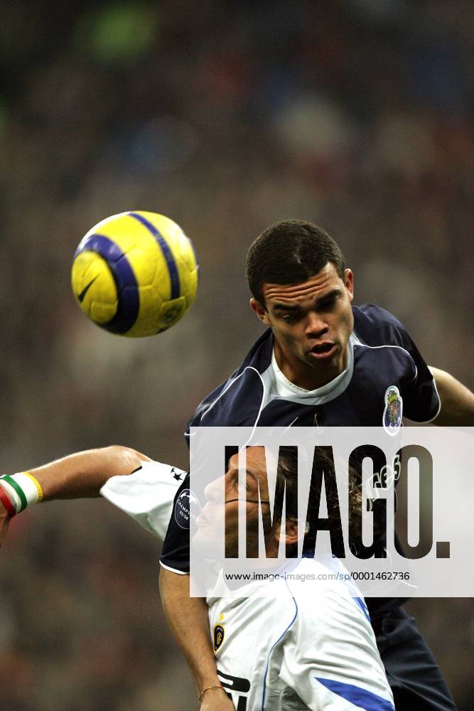 Pepe (Porto, re.) gegen Marco Materazzi (Inter) - Fußball EC 1 Herren Champions League 2004 2005, FC Internazionale Mailand - FC Porto 3:1 Gruppe Mailand Dynamik, Höhe