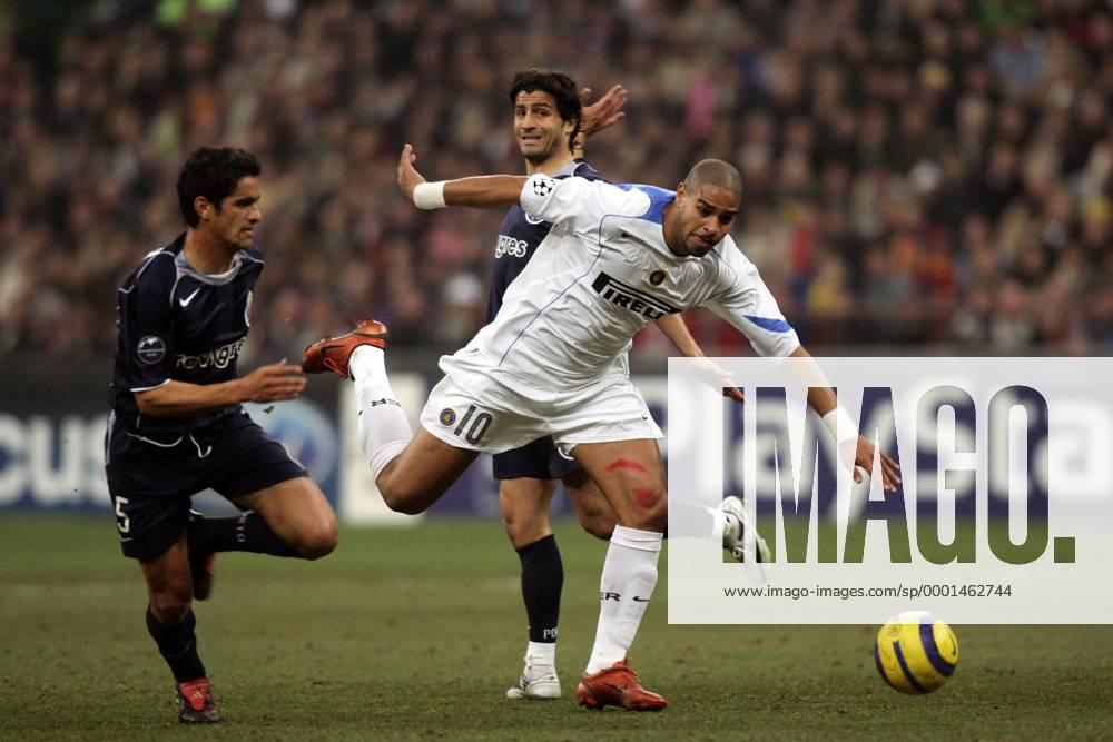 Adriano (Inter, re.) gegen Ricardo Costa (li.) und Pedro Emanuel (beide Porto) - Fußball EC 1 Herren Champions League 2004 2005, FC Internazionale Mailand - FC Porto 3:1 Gruppe Mailand Dynamik,