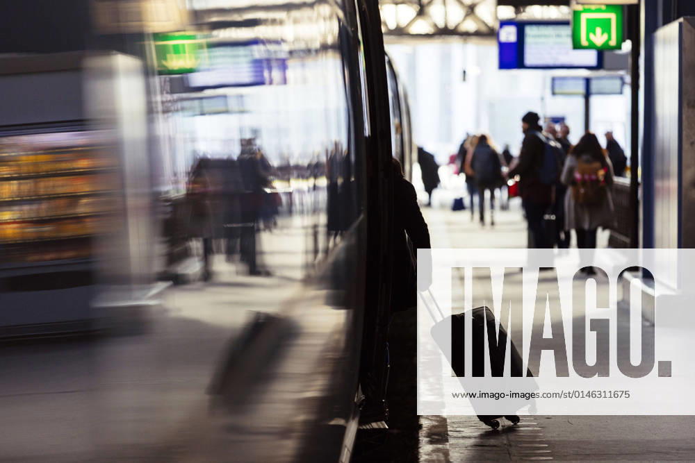 A long-distance train at Amsterdam Central Station Amsterdam Centraal With 192,178 passengers a day, Amsterdam Central Station is the second busiest station in the Netherlands after Utrecht Centraal Station Theme image, symbol image Amsterdam, 25 12 2021 Foto:xC.xFuturexImage