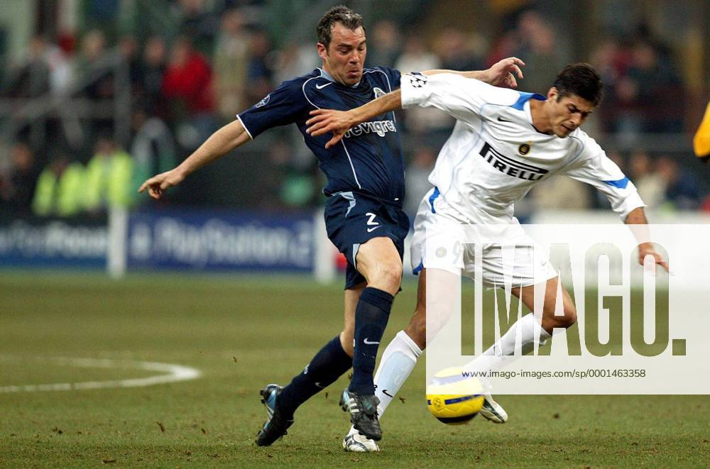 Jorge Costa (Porto, li.) gegen Julio Ricardo Cruz (Inter) Fußball EC 1 Herren Champions League 2004 2005, FC Internazionale Mailand - FC Porto 3:1 Gruppe pan8647 Mailand Dynamik,