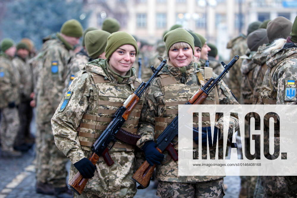 Bilder des Jahres 2021, News 12 Dezember UZHHOROD, UKRAINE - DECEMBER 28, 2021 - Soldiers pose with rifles during a welcome ceremony upon the return of the 128th Separate Mountain Assault Zakarpattia Brigade from the area of the Joined Forces Operation (JFO) in the east of the country, Uzhhorod, western Ukraine. 128th Mountain Assault Brigade returns to Uzhhorod