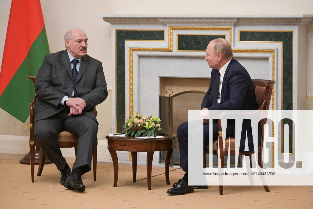 ST PETERSBURG, RUSSIA â€“ DECEMBER 29, 2021: Belarus President Alexander Lukashenko (L) and Russia s President Vladimir Putin meet for talks at the Konstantinovsky Palace. Alexei Nikolsky Russian Presidential Press and Information Office TASS TS11DAF8