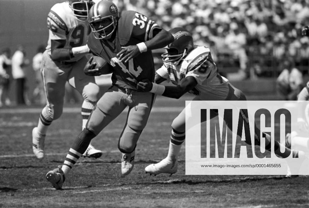 Running Back O. J. Simpson (San Francisco 49ers, li.) setzt sich gegen einen Gegenspieler der San Diego Chargers durch - (Icon50003) American Football Herren NFL 1978 1979, San Francisco 49 ers - San Diego Chargers Gruppe Aufnahmedatum geschätzt Dynamik,