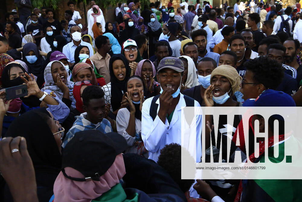 Bilder des Jahres 2021, News 12 Dezember (211231) -- KHARTOUM, Dec. 31, 2021 -- Sudanese citizens demonstrate on the street in Khartoum, Sudan, Dec. 30, 2021. Mass protests started in the Sudanese capital Khartoum and other cities on Thursday to demand civilian rule. ) SUDAN-KHARTOUM-DEMONSTRATION MohamedxKhidir