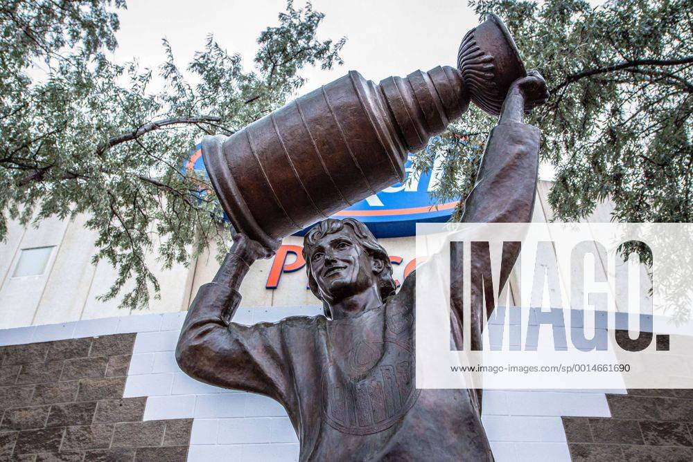 A statue of Wayne Gretzky stands in front of Rexall Place of the Oilers in Edmonton, Alberta, Canada. NHL Eishockey Herren USA OCT 01 Icon13100108