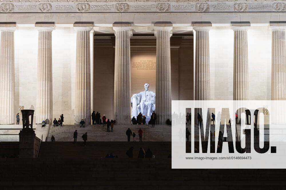Washington Die Statue von Abraham Lincoln im Lincoln Memorial. Das Lincoln Memorial ist ein zwischen 1915 und 1922 erbautes Denkmal zu Ehren Abraham Lincolns, des 16. Präsidenten der Vereinigten Staaten, an der National Mall in Washington, D.C. Der Entwurf stammte von Henry Bacon, aufgenommen am 27.12.2021, Washington DC, Vereinigte Staaten von Amerika The statue of Abraham Lincoln is seen in the Lincoln Memorial. The Lincoln Memorial is a US national memorial built to honor the 16th president of the United States, Abraham Lincoln. It is on the western end of the National Mall in Washington, D.C., across from the Washington Monument, and is in the form of a neoclassical temple. The memorial s architect was Henry Bacon, Washington DC, Un EP_sro