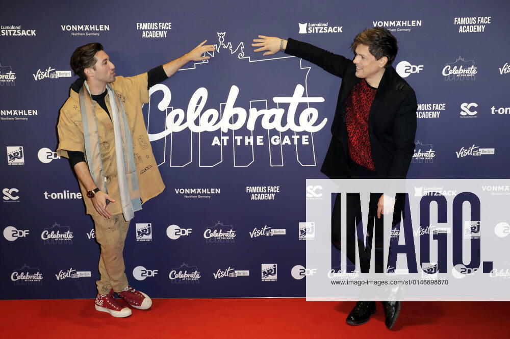 Justin Jesso and Michael Patrick Kelly in the New Years Eve show Celebrate at the Gate Welcome 2022 at the Brandenburg Gate Berlin, 31 12 2021 Foto:xS.xGabschx xFuturexImage