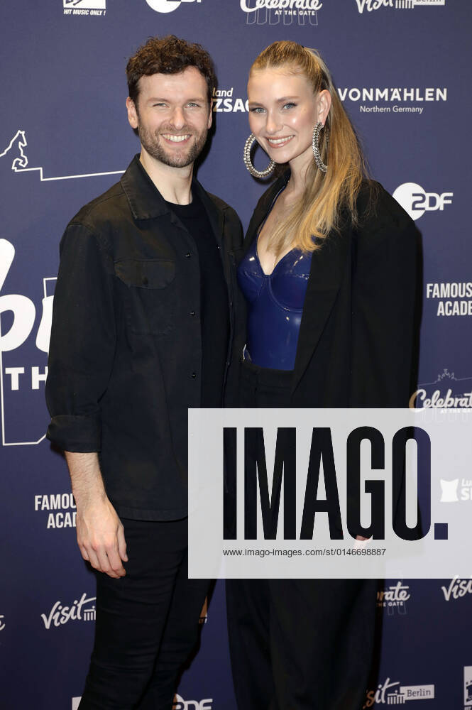 Daniel Grunenberg and Carolin Niemczyk from Glasperlenspiel in the New Years Eve show Celebrate at the Gate Welcome 2022 at the Brandenburg Gate Berlin, 31 12 2021 Foto:xS.xGabschx xFuturexImage