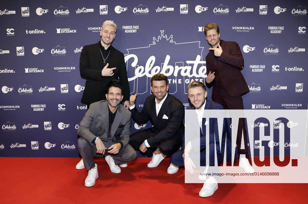 David Lei Brandt, Marc Terenzi, Jay Khan, Sven Light and Joel de Tombe from Team 5ünf in the New Years Eve show Celebrate at the Gate Welcome 2022 at the Brandenburg Gate Berlin, 31 12 2021 Foto:xS.xGabschx xFuturexImage