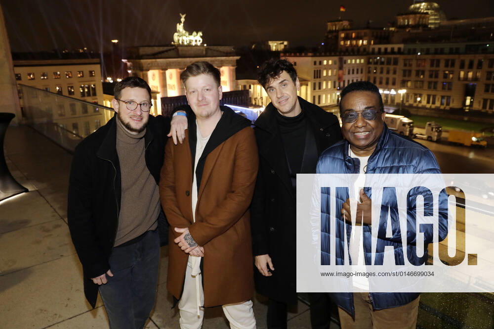 Teesy, Nico Suave, Seven and guest in the New Years Eve show Celebrate at the Gate Welcome 2022 at the Brandenburg Gate Berlin, 31 12 2021 Foto:xS.xGabschx xFuturexImage
