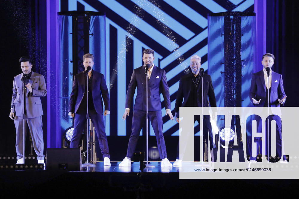 Marc Terenzi, Joel de Tombe, Jay Khan, David Lei Brandt and Sven Light from Team 5ünf in the New Years Eve show Celebrate at the Gate Welcome 2022 at the Brandenburg Gate Berlin, 31 12 2021 Foto:xS.xGabschx xFuturexImage