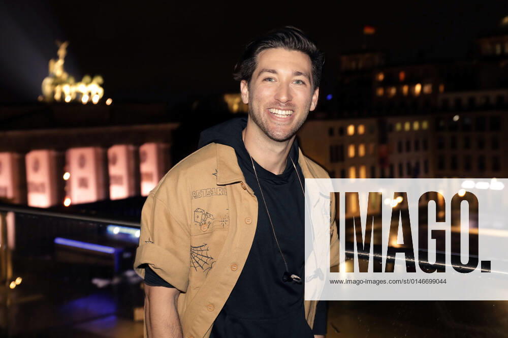 Justin Jesso in the New Years Eve show Celebrate at the Gate Welcome 2022 at the Brandenburg Gate Berlin, 31 12 2021 Foto:xS.xGabschx xFuturexImage