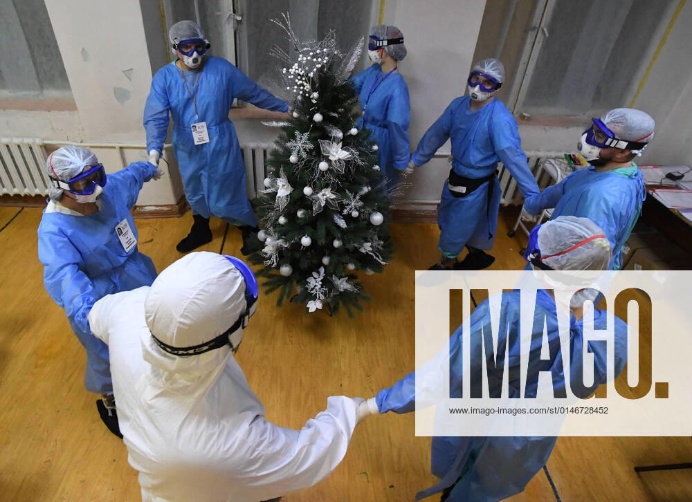Bilder des Jahres 2021, News 12 Dezember Russia Coronavirus Treatment 6735360 31.12.2021 Medical staff dance around the New Year tree in the resident room in the red zone at a covid department of Krasnoyarsk regional clinic hospital on New Year s eve, in Krasnoyarsk, Russia. Ilya Naymushin Sputnik Krasnoyarsk Russia