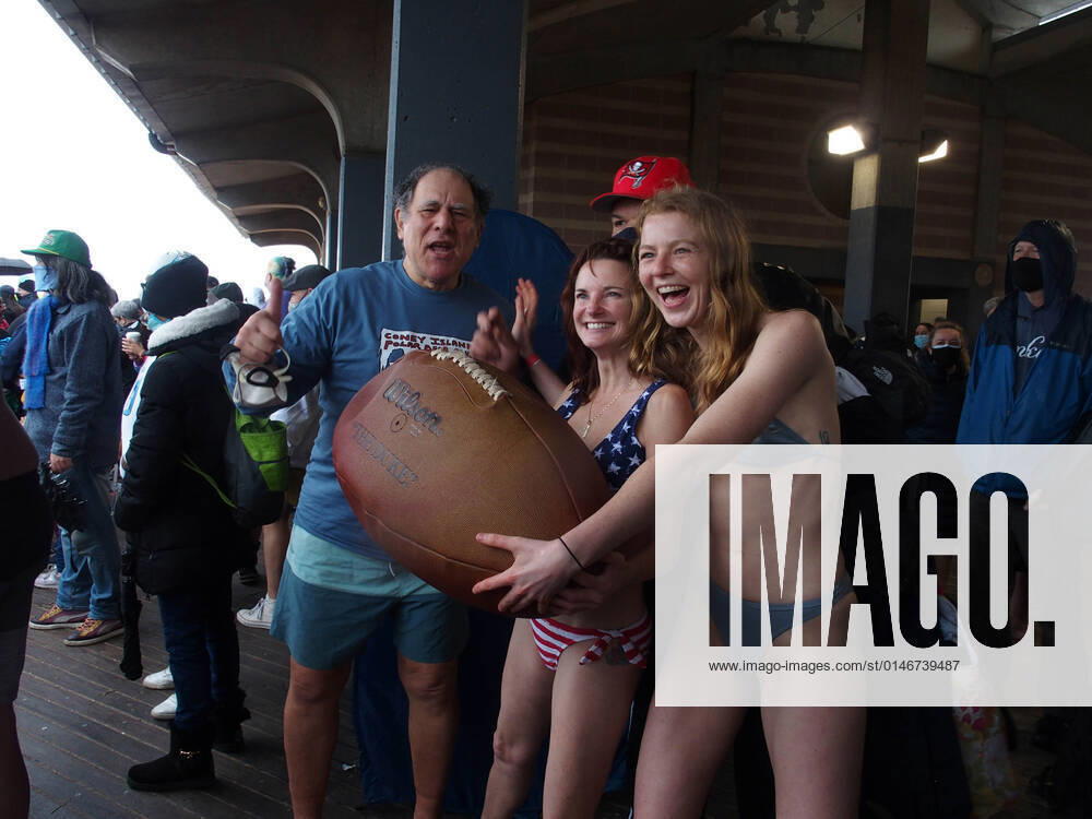 January 1, 2022 New York , Coney Island Polar Bear Plunge. This year the Polar Bear Plunge returned after last year s Covid outbreak. Revelers enjoy the water. New York USA - ZUMAct2_ 20220101_zaf_ct2_032