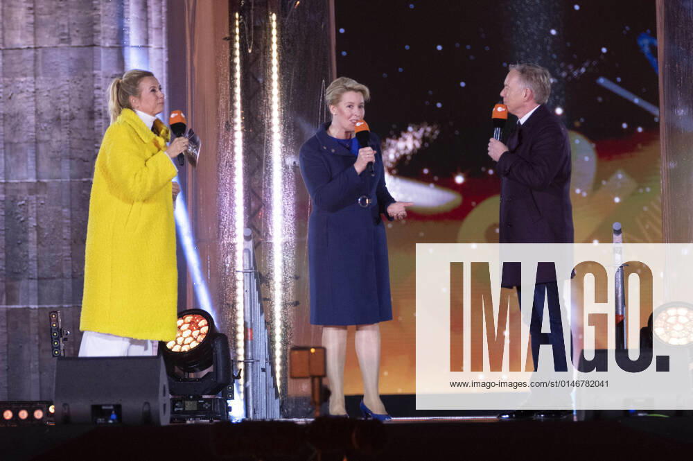 Andrea Kiewel, Franziska Giffey and Johannes B Kerner in the New Years Eve show Celebrate at the Gate Welcome 2022 at the Brandenburg Gate Berlin, 31 12 2021 Foto:xJ.xFuturexImage