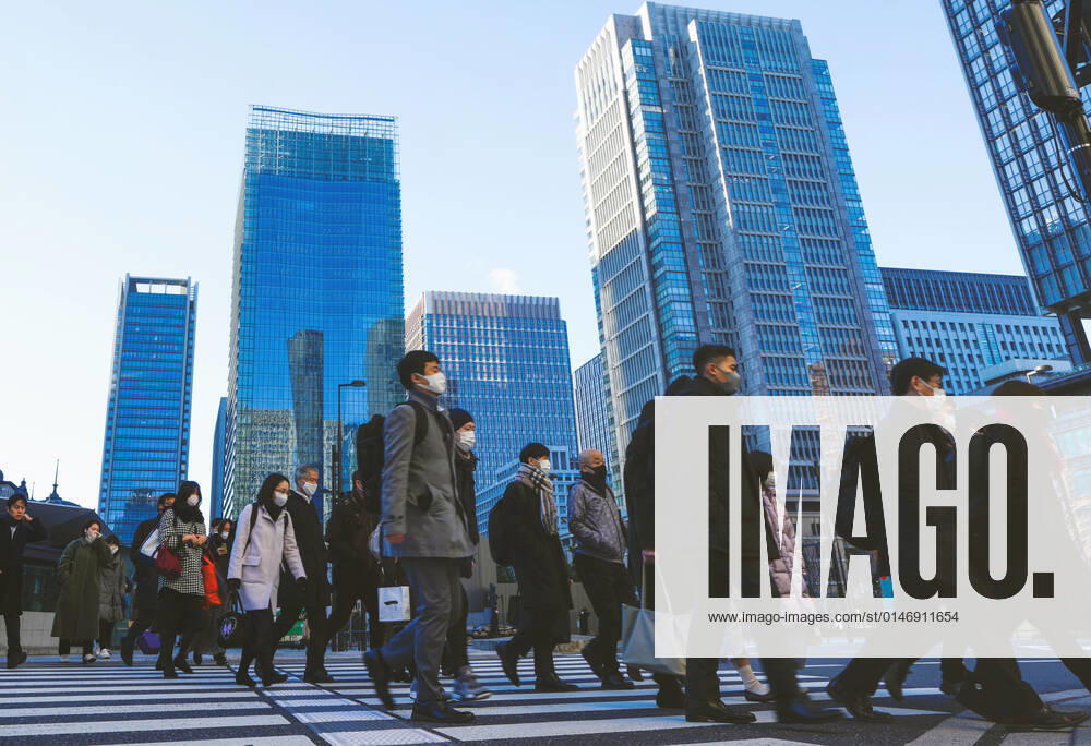 Year s first work in Japan Commuters wearing face masks amid COVID-19 concerns walk in front of JR Tokyo Station on the first work day of the year for government offices and most companies on Jan. 4, 2022. A14AA0001175327P