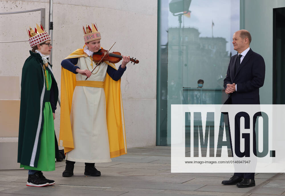 BK Scholz and carol singers 31 01 2022, Germany, Berlin, Federal Chancellery, Chancellor Olaf Scholz receives in the courtyard of honor the carol singers, who c