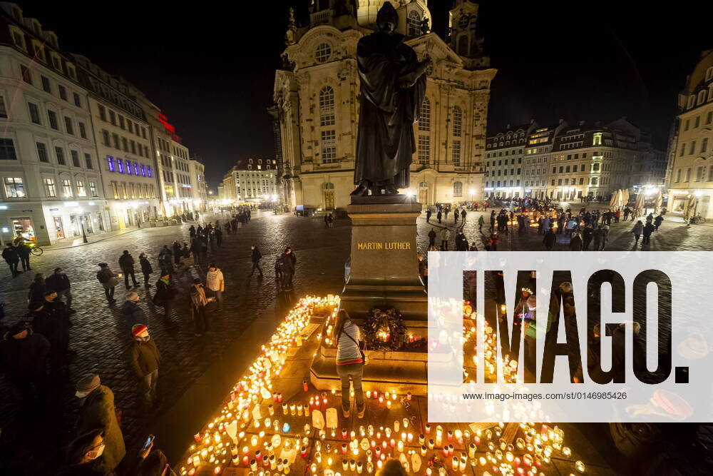 Show attitude The Dresden initiative show attitude called on Saturday to a candle action on the Neumarkt in front of the Frauenkirche Thousands of people of the silent majority accepted the invitation and silently put up candles and protested in this way against the increasing Querdenker , Corona deniers and vaccination opponents movement Dresden Saxony GERMANY