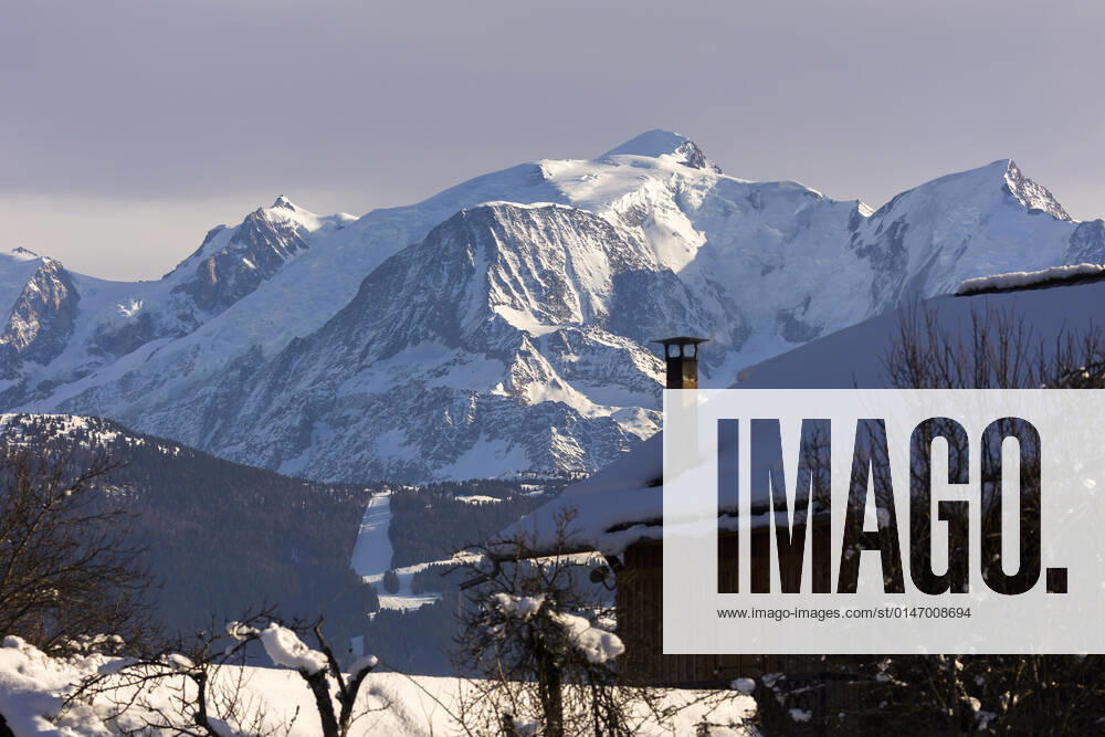 Cordon, France December 24, 2021 - The Mont Blanc massif under the morning PAYSAGE DE NEIGE, HAUTE SAVOIE, ILLUSTRATION, GENERIQUE, MONTAGNE, ALPES, VACANCES, LOISIRS, EVASION, SALLANCHES, CARTE POSTALE, METEO, HIVER, TOURISME, SITE TOURISTIQUE, SAISON HIVERNALE, SOMMETS, NATURE, MONT BLANC