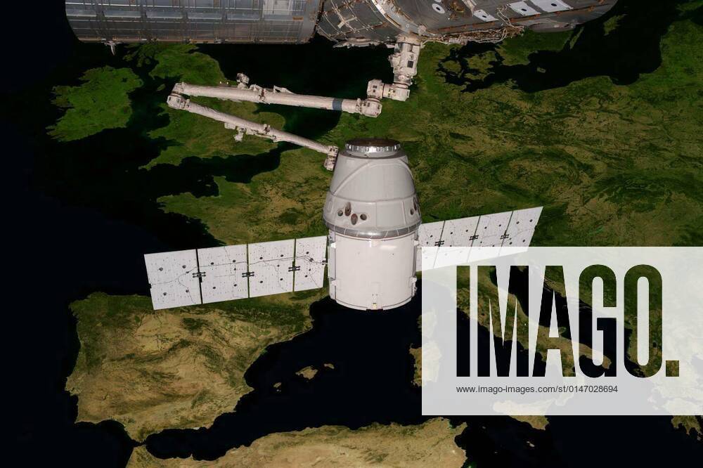 IMAGO Creative: 2022 Aussichten SpaceX Dragon orbiting the planet Earth., 24.09.2021,