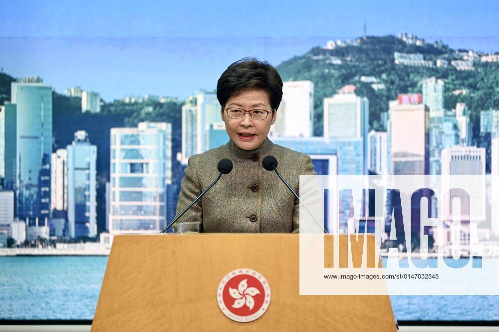 Coronavirus in Hongkong, Carrie Lam Pressekonferenz HONG KONG, CHINA - JANUARY 11: Hong Kong Chief Executive Carrie Lam Cheng Yuet-ngor speaks on the vaccination service to the media before a meeting on January 11, 2022 in Hong Kong, China. Hong Kong will set up more COVID-19 vaccination sites in late January.