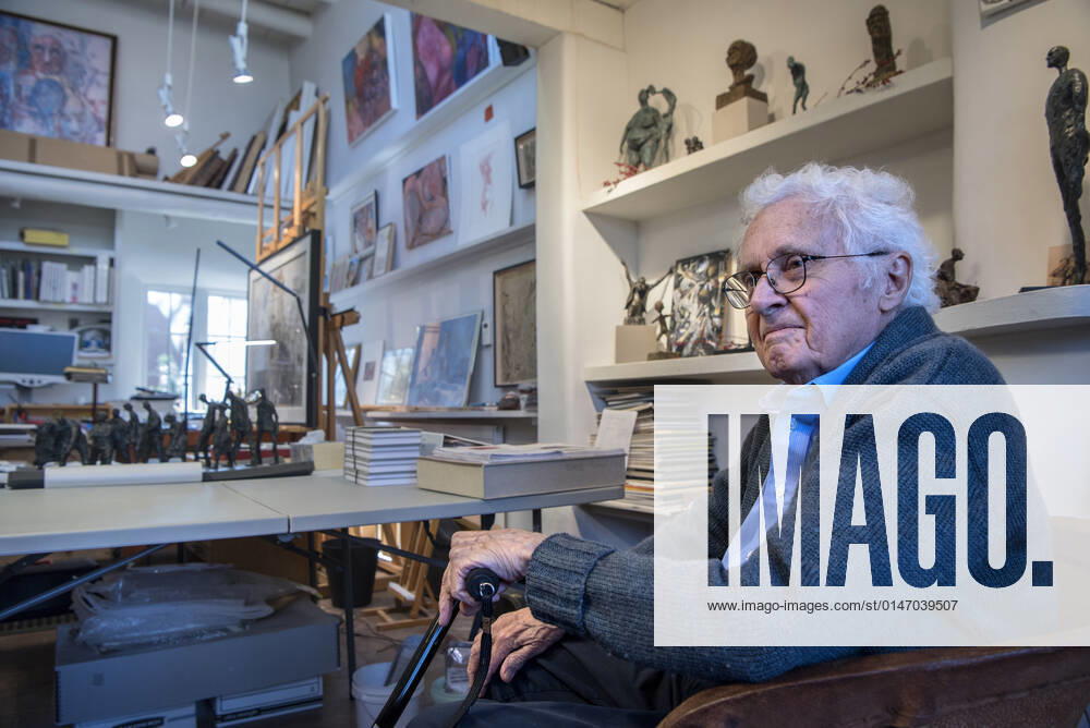 Political cartoonist Pat Oliphant sits in his studio in Santa Fe, Monday, January 10, 2021. USA - ZUMAab1_ 20220110_zaf_ab1_013
