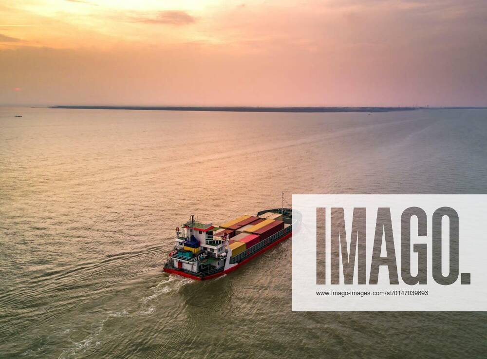 IMAGO Creative: Business, Inflation und Lieferketten Medium container ship at estuary, 24.09.2021,