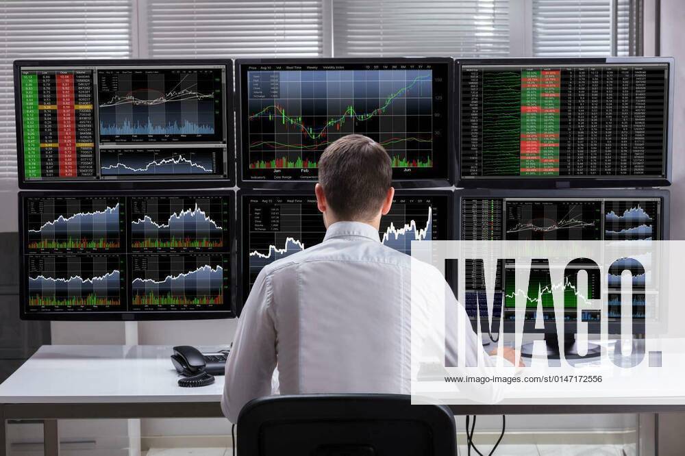 IMAGO Creative: 2022 Aussichten Stock Market Broker Analyzing Graphs On Computer Screens model released, Symbolfoto, 25.09.2021,