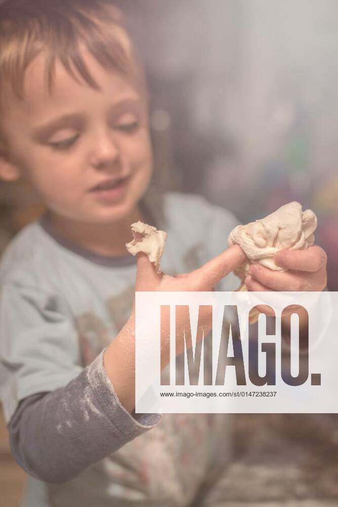 IMAGO Creative, Food, Dumplings Boy playing with dough in the kitchen model released, Symbolfoto, 25.09.2021,