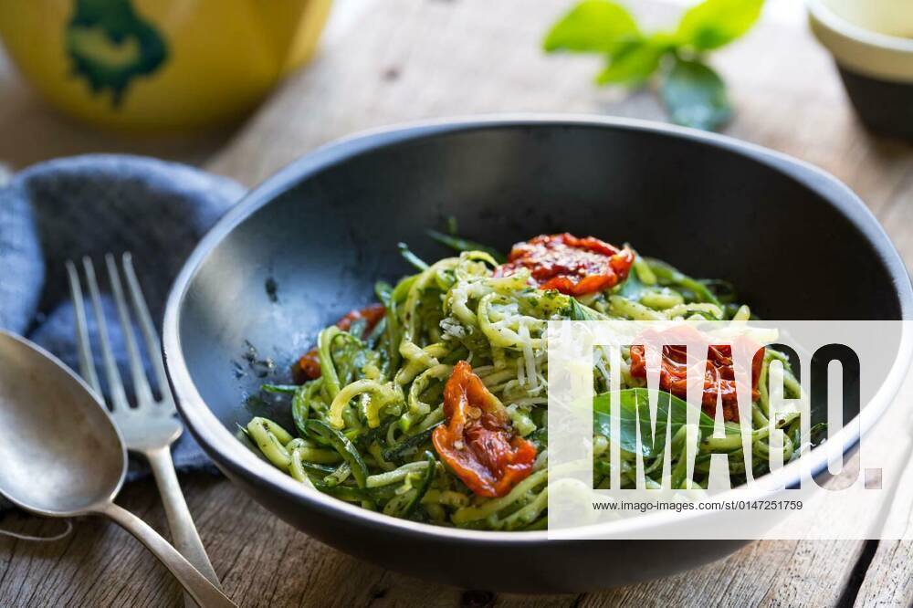 Zucchini Pasta in Pesto sauce with Sun dried Tomato, 26.09.2021,