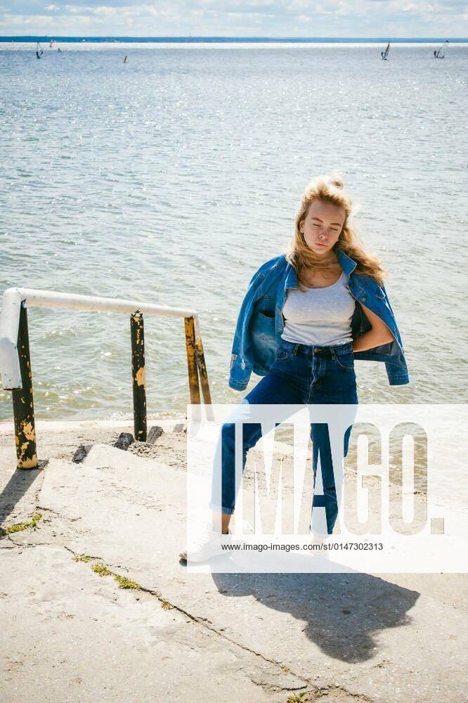 IMAGO Creative: Ende des Sommers young beautiful woman in jeans clothes outdoors. portrait of a girl with freckles on her face, stylish girl on sea beach, on a sunny summer autumn day. model released, Symbolfoto, 26.09.2021,