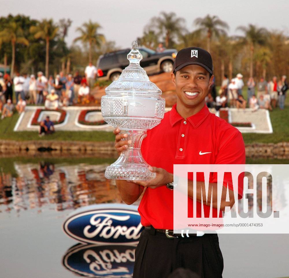Sieger Eldrick Tiger Woods (USA) präsentiert den Pokal der Ford Championship 2005 - (Icon7960780) Golf Herren Ford Championship 2005, Golfen, PGA Tour, Einzelbild Doral Miami Freude,