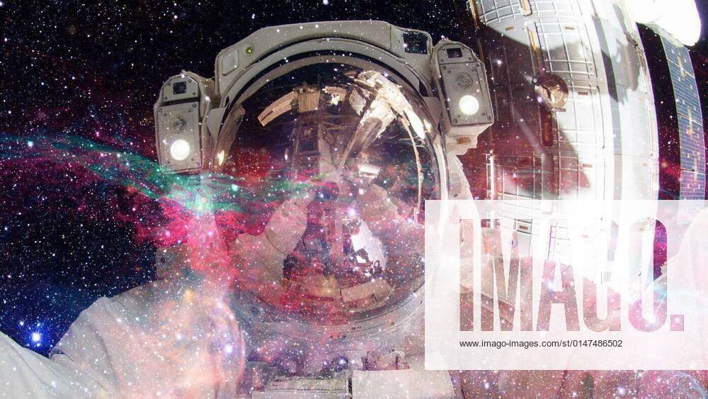 IMAGO Creative: 2022 Aussichten Astronaut in outer space. Elements of this image furnished by NASA., 27.09.2021,