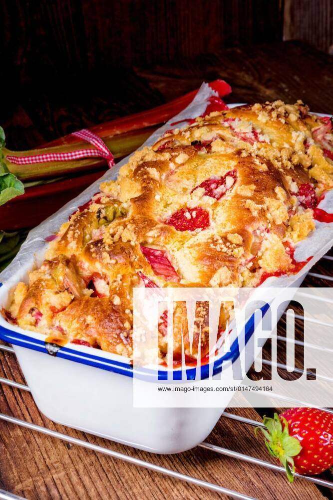 A tasty strawberry rhubarb yeast cake, 27.09.2021,