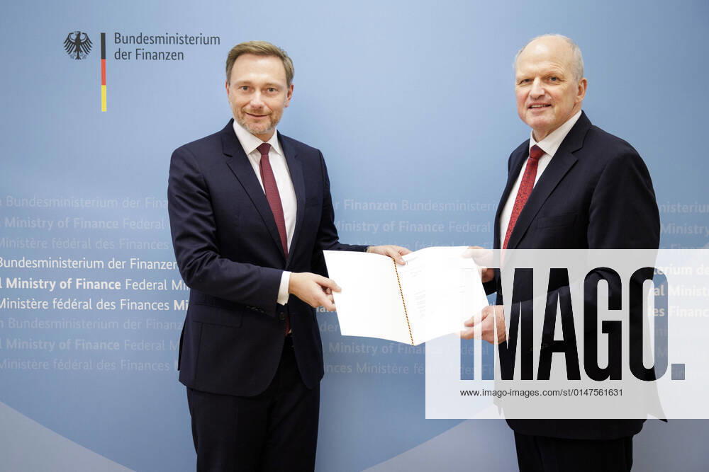 Presentation of certificate by Christian Lindner, Federal Minister of Finance, L to State Secretary Carsten Pillath R at the Federal Ministry of Finance Berlin, 14 01 2022 Berlin Germany