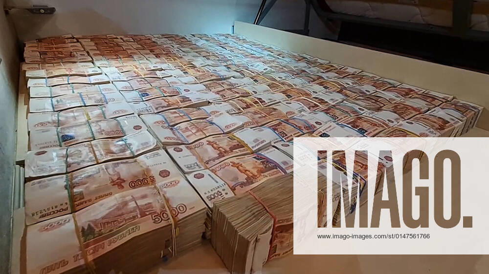 Russland, FSB Geheimdienst präsentiert beschlagnahmtes Geld von Revil Hacker-Gruppe RUSSIA – JANUARY 14, 2022: Money that has been seized from detained hackers. At the request of the United States, the FSB has detained a group of hackers who sent ransomware viruses. The FSB said that over 426 million roubles, including in cryptocurrency, $600,000 and ˆ500,000, as well as computers had been seized in 25 apartments of 14 members of the REvil hacking group. Best quality available. Video screen grab FSB TASS A STILL IMAGE TAKEN FROM A VIDEO PROVIDED BY A THIRD PARTY. TS11F1D7