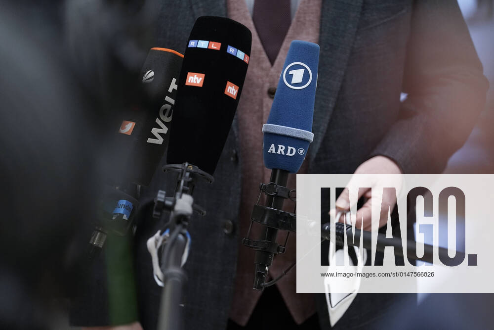 Special session of the Bundesrat agrees AenÂdeÂrunÂgen to Corona-Verordnungen Symbolic image Interview of RTL, NTV, Welt and ARD with mask in hand during a television interview Berlin Berlin Germany