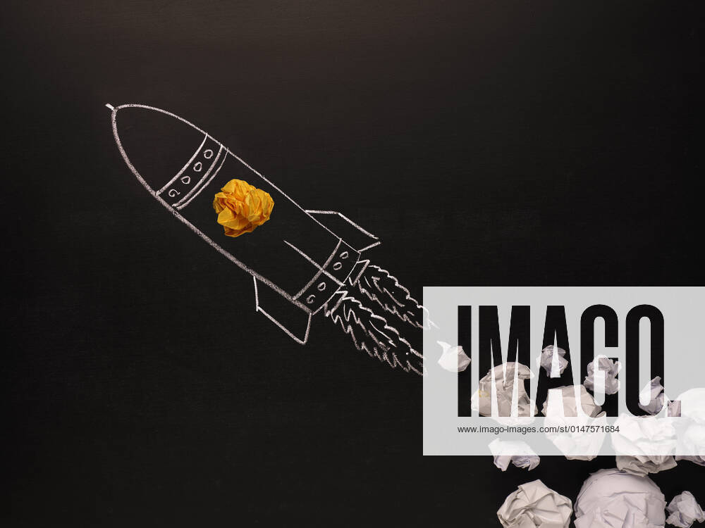 IMAGO Creative: Gesellschaft, Schule, Schulanfang Launching rocket with jet stream of paper balls, creativity concept or new ideas metaphor, start up business , new years resolution