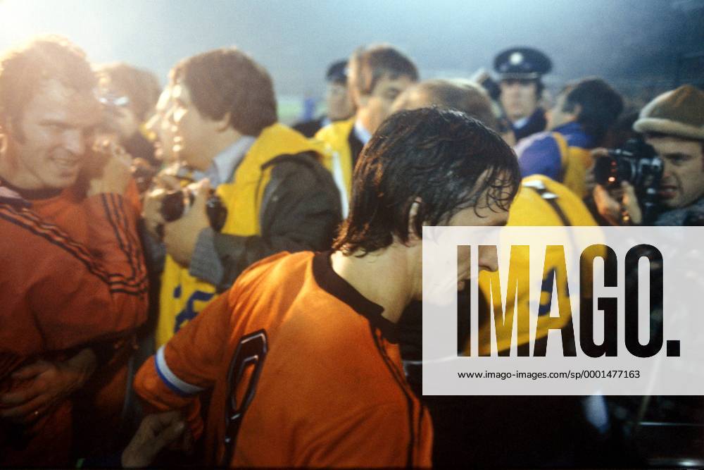Johan Cruyff (Mitte) und Rene van de Kerkhof (beide Niederlande) gehen zufrieden vom Platz Fußball Länderspiel Herren Weltmeisterschaftsqualifikation 1977, Länderspiel, Nationalmannschaft, Nationalteam, Nationaltrikot Gruppe Amsterdam