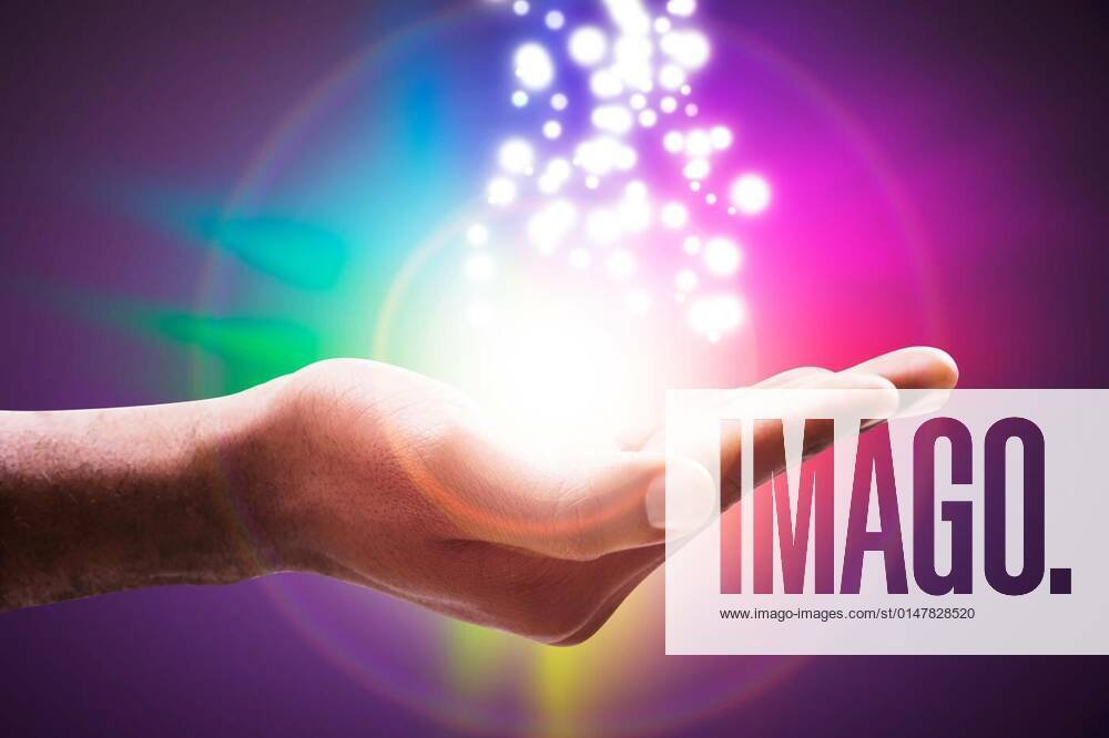 IMAGO Creative, Lifestyle, Esoterik gefährlicher Glaube Glowing Lights Flowing From An Open Hand, 12.10.2020,