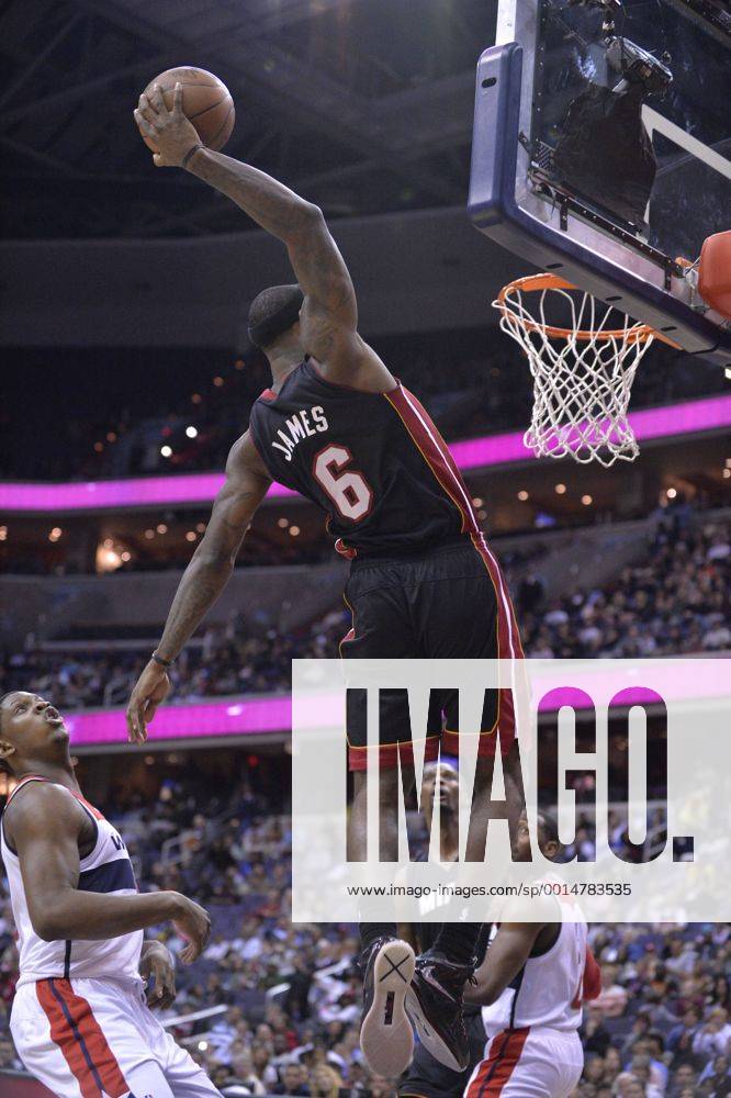 WASHINGTON D.C., Oct. 15, 2013 - LeBron James (above) of Miami Heat dunks during the 2013-2014 NBA Basketball Herren USA pre-season match against Washington Wizards in Washington D.C., capital of the United States, Oct. 15, 2013. Miami Heat lost 82-100. (Xinhua Zhang Jun) (lm) (SP)U.S.-WASHINGTON D.C.-NBA-PRE