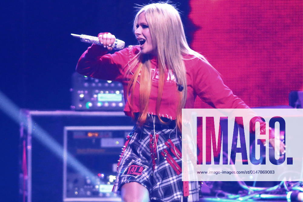 INGLEWOOD, CALIFORNIA - JANUARY 15: Avril Lavigne performs onstage for iHeartRadio ALTer EGO presented by Capital One at The Forum on January 15, 2022 in Inglewood, California. Inglewood USA - ZUMAs181 20220115_zea_s181_100