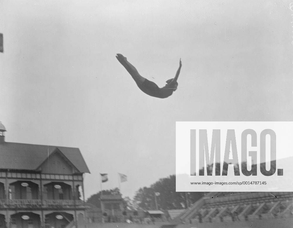 Olympic Games at Antwerp A graceful dive by a Swedish lady 24 August 1920 kbdig 1920 quer 1920s , 20s 20 s 1920 s nineteen twenties 20th Century Action Athletes Black and White Central News Competitors Diver diver diving Europeana Photography Female Monochrome Olympic Olympic Games Olympic Games Olympics Olympics Track Woman europeana Olympics Olympic