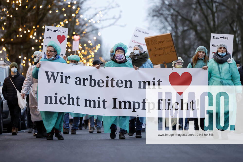 With a registered demo demonstrated about 8000 opponents of a vaccination obligation with a walk against the Corona measures of the Federal Government under it also many care workers, who threaten to lose their job because of the vaccination obligation in the health sector Duesseldorf, 15 01 2022 Foto:xC.xFuturexImage