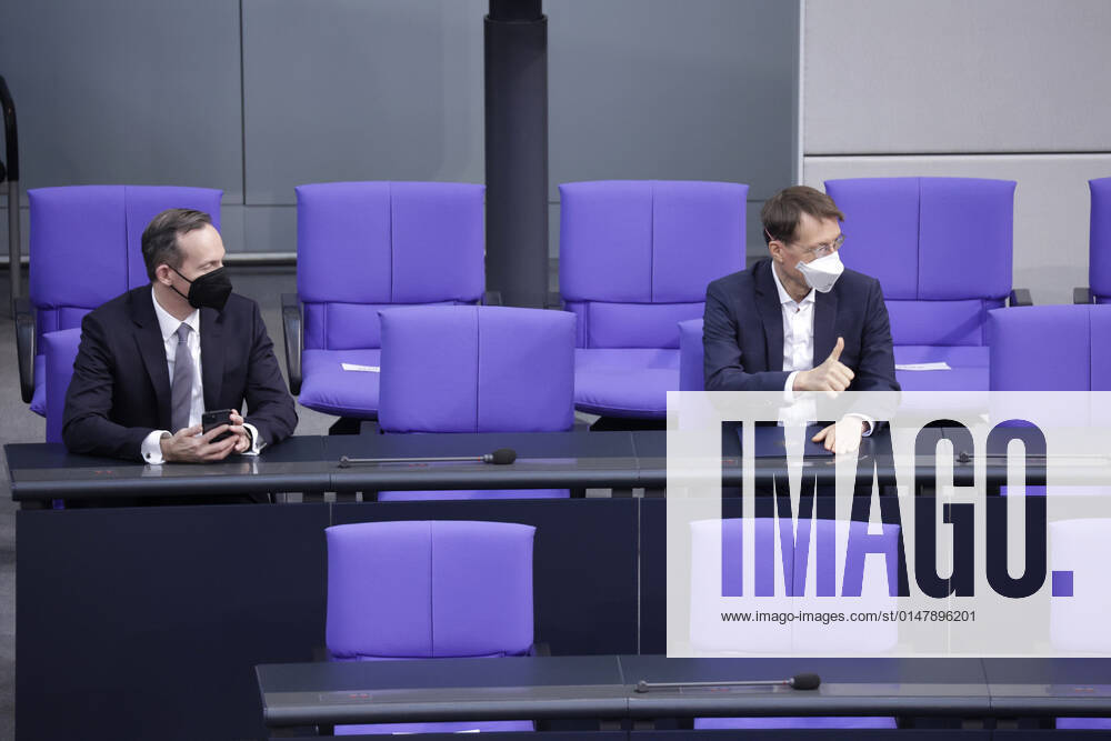 Volker Wissing, Federal Minister for Digital Affairs and Transport, FDP, and Prof Karl Lauterbach, Federal Minister for Health, SPD, on the government bench, DEU, Berlin