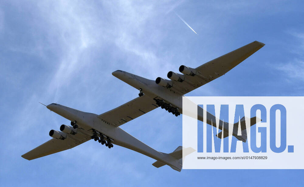 USA, Testflug des größten Flugzeug der Welt Stratolaunch Carrier Aircraft Roc January 16, 2022, Mojave, California, USA: The biggest airplane in the world, know as the Roc , does its first test flight for 2022. The Scaled Composites Model 351 Stratolaunch is an aircraft built to carry air-launch-to-orbit rockets. The aircraft features a twin-fuselage design and the longest wingspan ever flown. It is intended to carry a 550,000-pound payload, and should release its rocket at 35,000 ft. The flew flew for 4.5hrs as it conducted landing gear tests, before successfully landing back at the Mojave spaceport. Mojave USA - ZUMAbl1_ 20220116_zaf_bl1_018