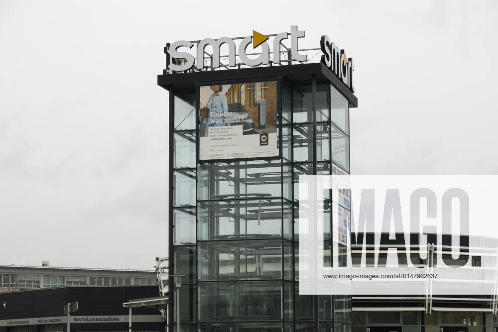 Closed car dealership Smart Center The characteristic tower tower glass tower the Smart Center Oberhausen was the first in the world in 1998 and was closed on 01 11 2021 with Smart lettering logo is empty without cars Smart Automobile is a joint venture of Mercedes Benz Daimler and Geely Zhejiang Geely Holding Group since 2020